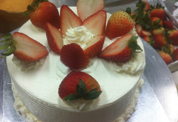 Sponge Cake with Strawberries and Whipped Cream