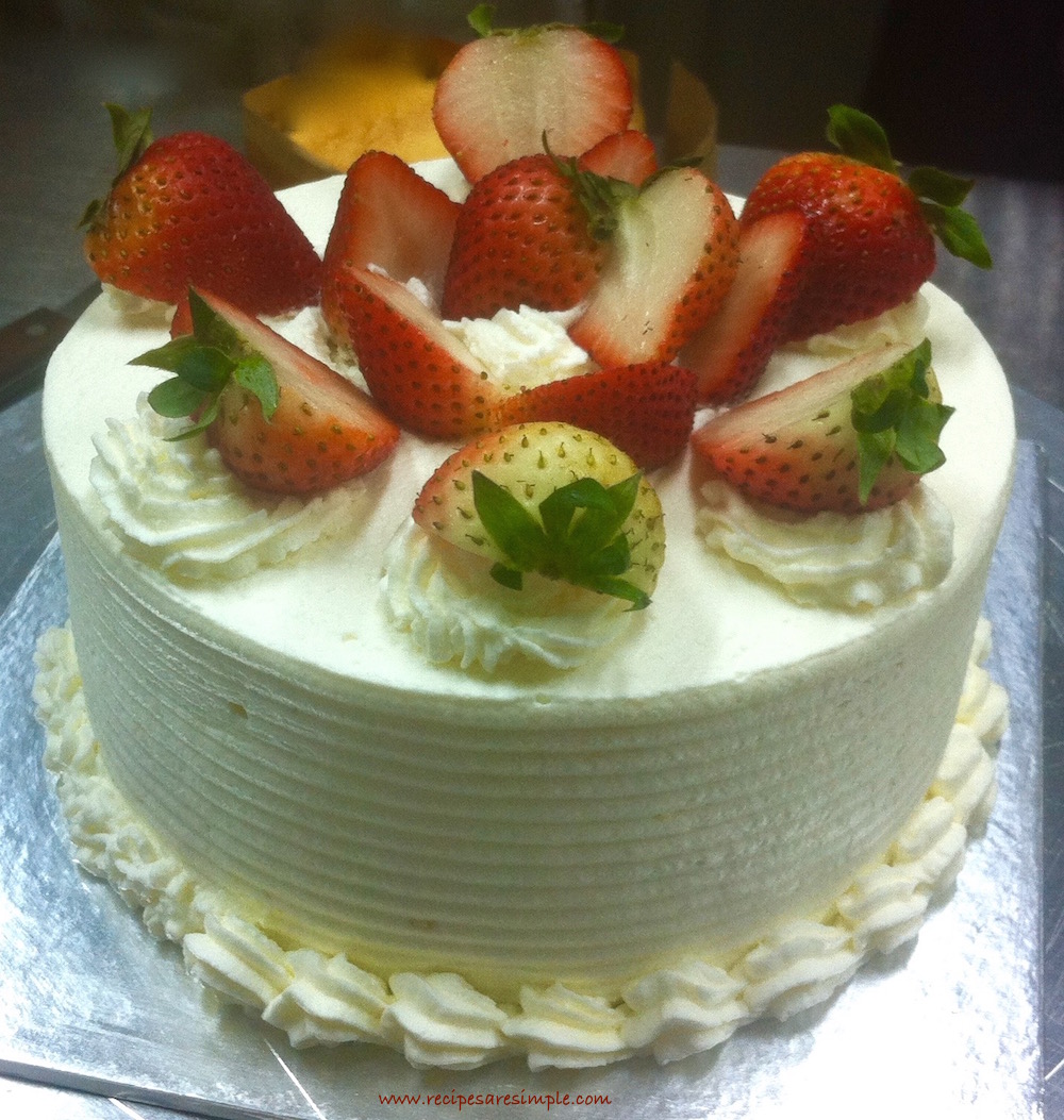 Sponge Cake with Strawberries and Whipped Cream