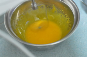 whisk yolks Mango Cheesecake with sponge cake base