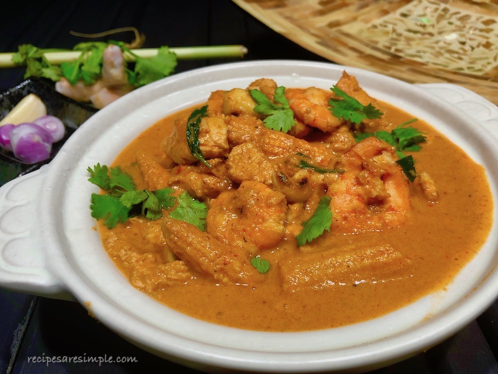 thai red curry with prawns and chicken recipe