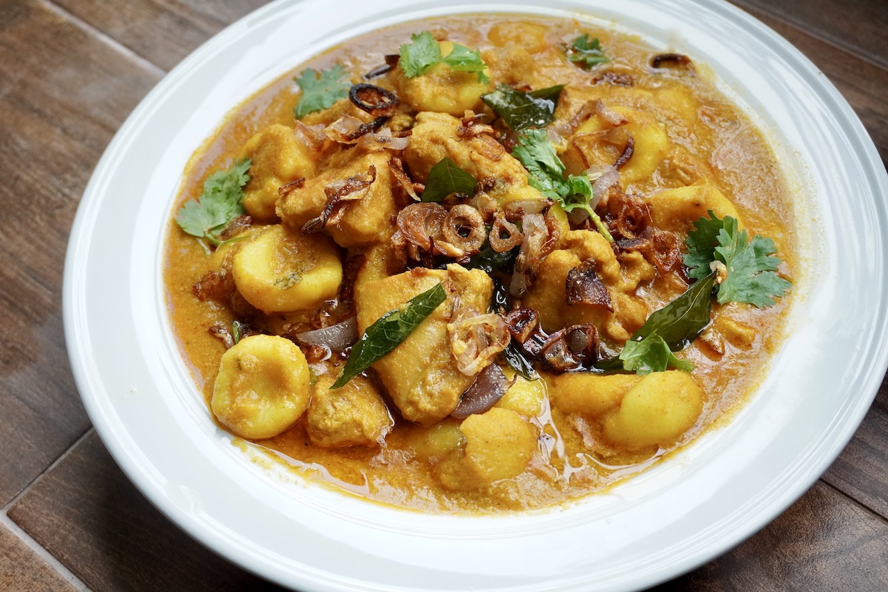 Kozhi Pidi (Malabar Special Curried Chicken and Dumplings) RECIPE